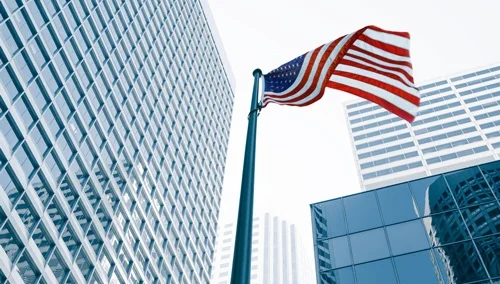 H-1B Visum für die USA US-Flagge zwischen Hochhäusern
