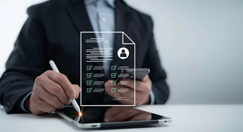 ein Mann füllt an einem Tablet ein Formular aus