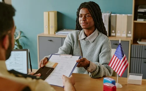 Eine Frau erhält ein US-Formular zurück