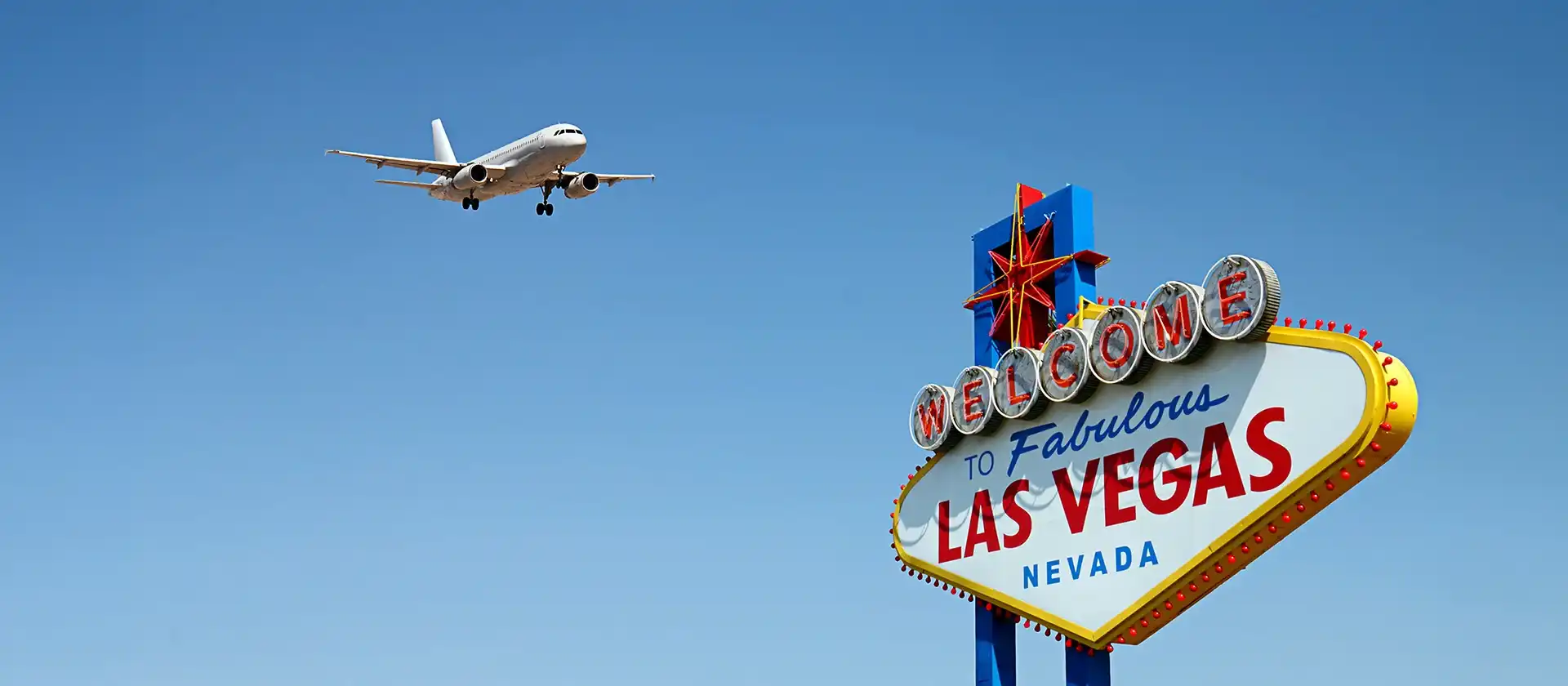 Ein Flugzeug fliegt über Las Vegas
